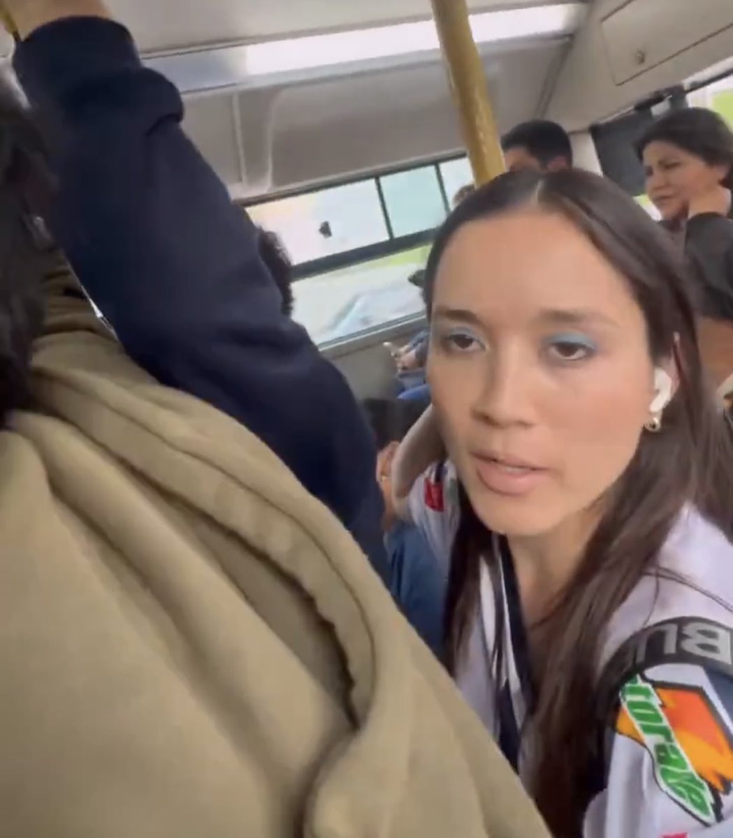 Mi amiga, la que bien fina para gorreando trago en los boxes pero regresa a su casa en el metropolitano!