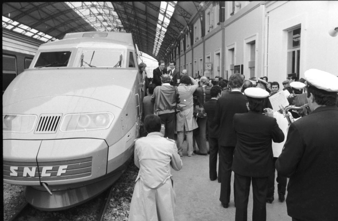 23 de Mayo de 1983.
 Primer TGV comercial en la estación de Avignon.-
 Foto : AM Avignon