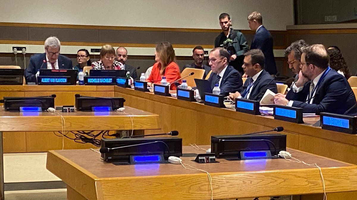 El ministro Alberto van Klaveren, la expresidenta Michelle Bachelet, el Alto Comisionado de DDHH, Volker Turk, y el ministro de RREE de Países Bajos, David van Weel, intervinieron en el evento "Proteger, fortalecer y reformar el pilar de derechos humanos de ONU".