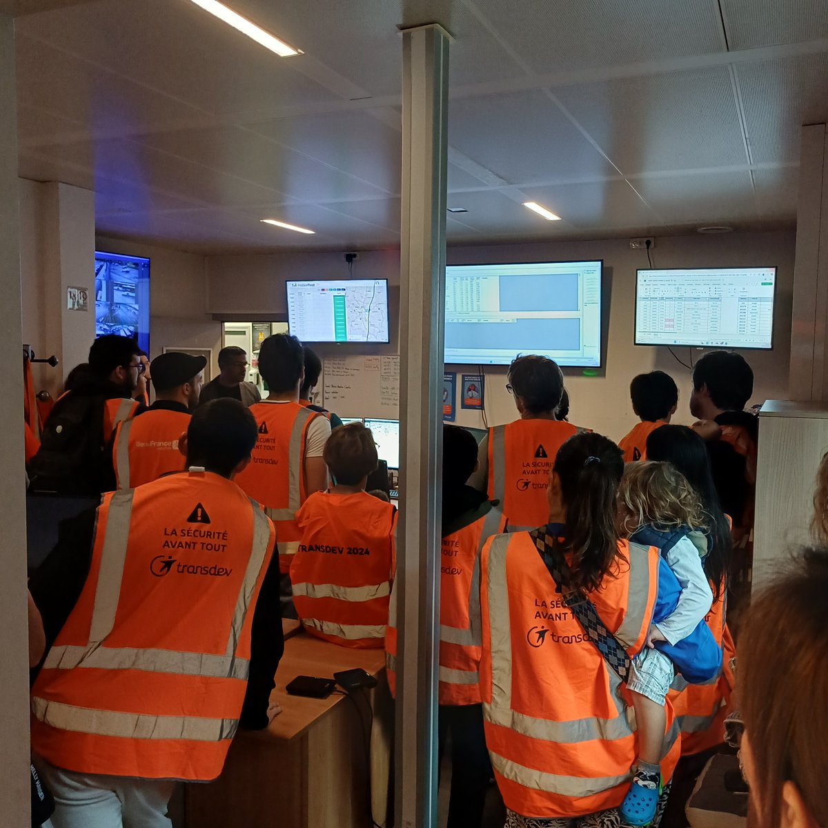 MLV_IDFM's tweet photo. 📸Retour en images sur les #visites guidées du COB de Bailly-Romainvilliers avec près de 80 franciliens présents à nos côtés, mais pas que ! #nantes
Au programme : découverte prise de service, le PCC, les Directions Clients et QSE/RSE l'atelier, visite du parking..
Merci à tous ! https://t.co/Hqx3jJAu4X