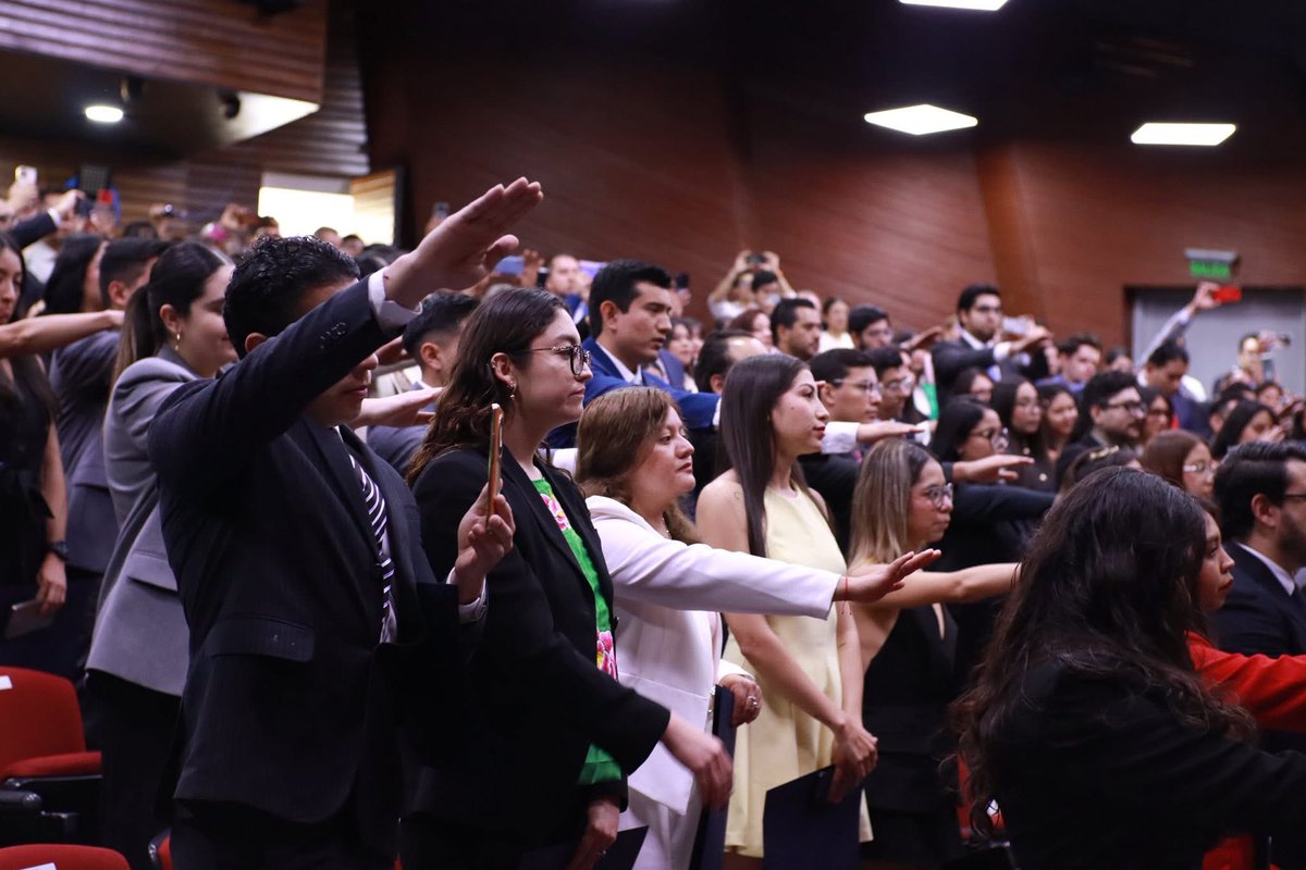 DerechoUNAMmx's tweet image. 👏🥳Felicitamos a nuestras compañeras y compañeros que concluyeron el Diplomado en Derecho Administrativo, un importante paso que abre camino a futuros logros.
#Diplomado
#OrgulloDerecho💪⚖️
#DerechoAdministrativo