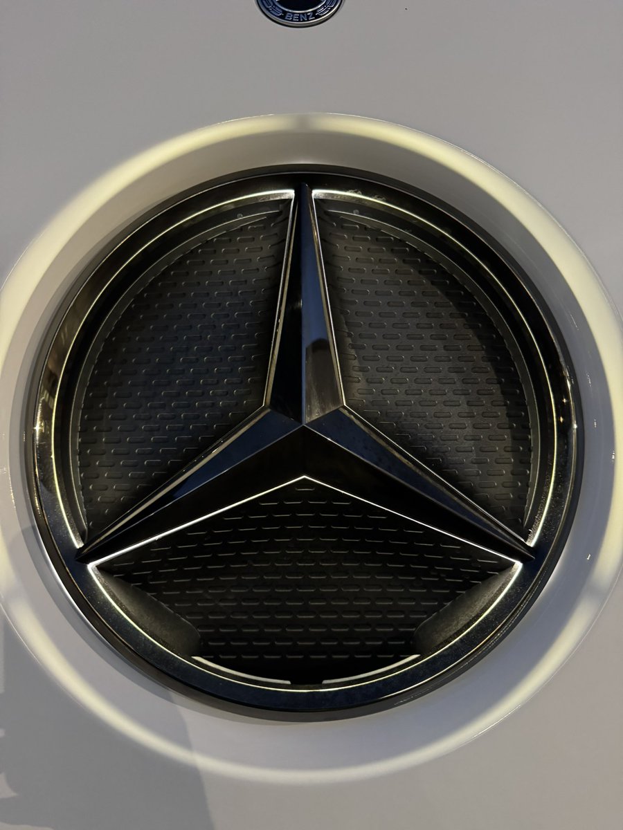 poshtrucker1's tweet image. A day of work and also cleaning the new unit.. yes I know it is brand new.. but still needs a bit more of a clean. 

Early start meant I get to see all the Merc Soft lighting that is standard on it.. 

#poshtrucker #merc #procabin #lights