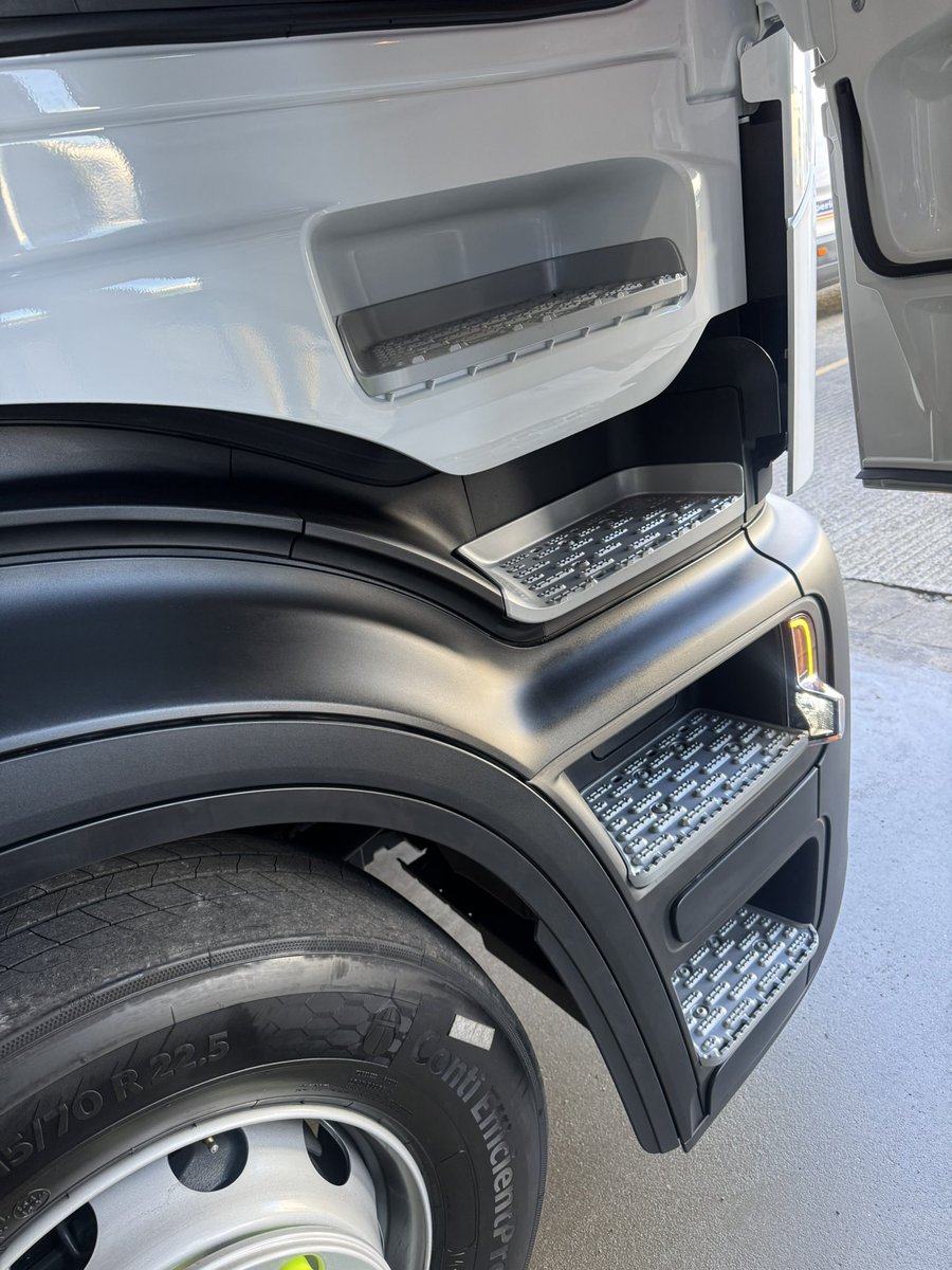 poshtrucker1's tweet image. A day of work and also cleaning the new unit.. yes I know it is brand new.. but still needs a bit more of a clean. 

Early start meant I get to see all the Merc Soft lighting that is standard on it.. 

#poshtrucker #merc #procabin #lights