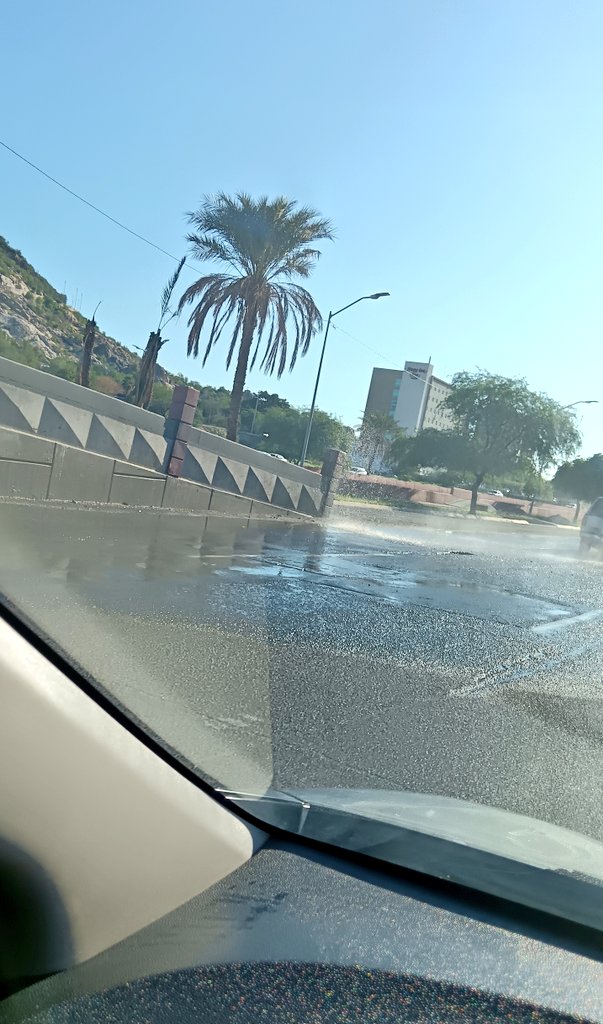 Hola <a href="/aguahermosillo/">Agua de Hermosillo</a> <a href="/HermosilloGob/">Gobierno de Hermosillo</a> 

Desde hace aproximadamente una semana en el Paseo Río Sonora de poniente a oriente, justo debajo del puente del Vildósola (casi enfrente de la entrada del Hotel Colonial), hay un brote de aguas negras que abarca todos los carriles