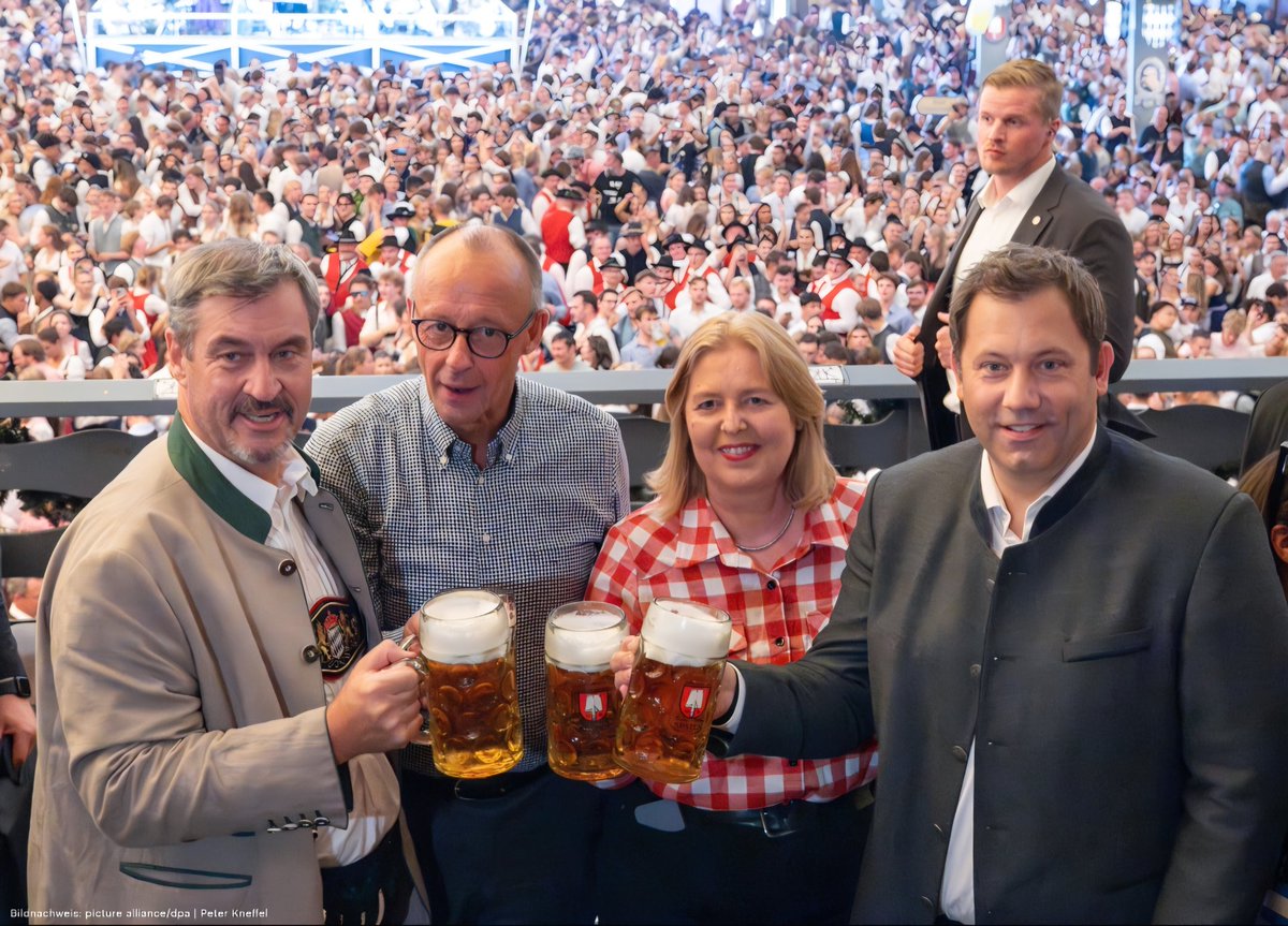 Stell dir vor, der zweite von links wäre Kanzler, die Dame Arbeitsministerin und der Bub rechts außen Finanzminister von dem Land in dem du lebst ...  😬
😃😅🤣 ... Gott sei Dank, sind es gewöhnlichen Gäste vom Zeltwirt.
😃😅🤣