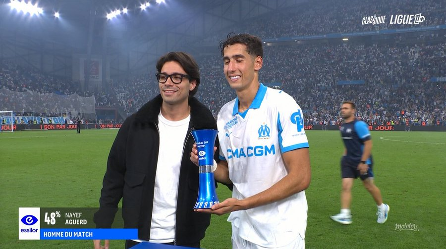 AlertesInfos's tweet photo. 🇫🇷 Mayer, candidat de Secret Story, a remis le trophée de l’homme du match du classique OM-PSG à Nayef Aguerd. https://t.co/5WflB8zPar