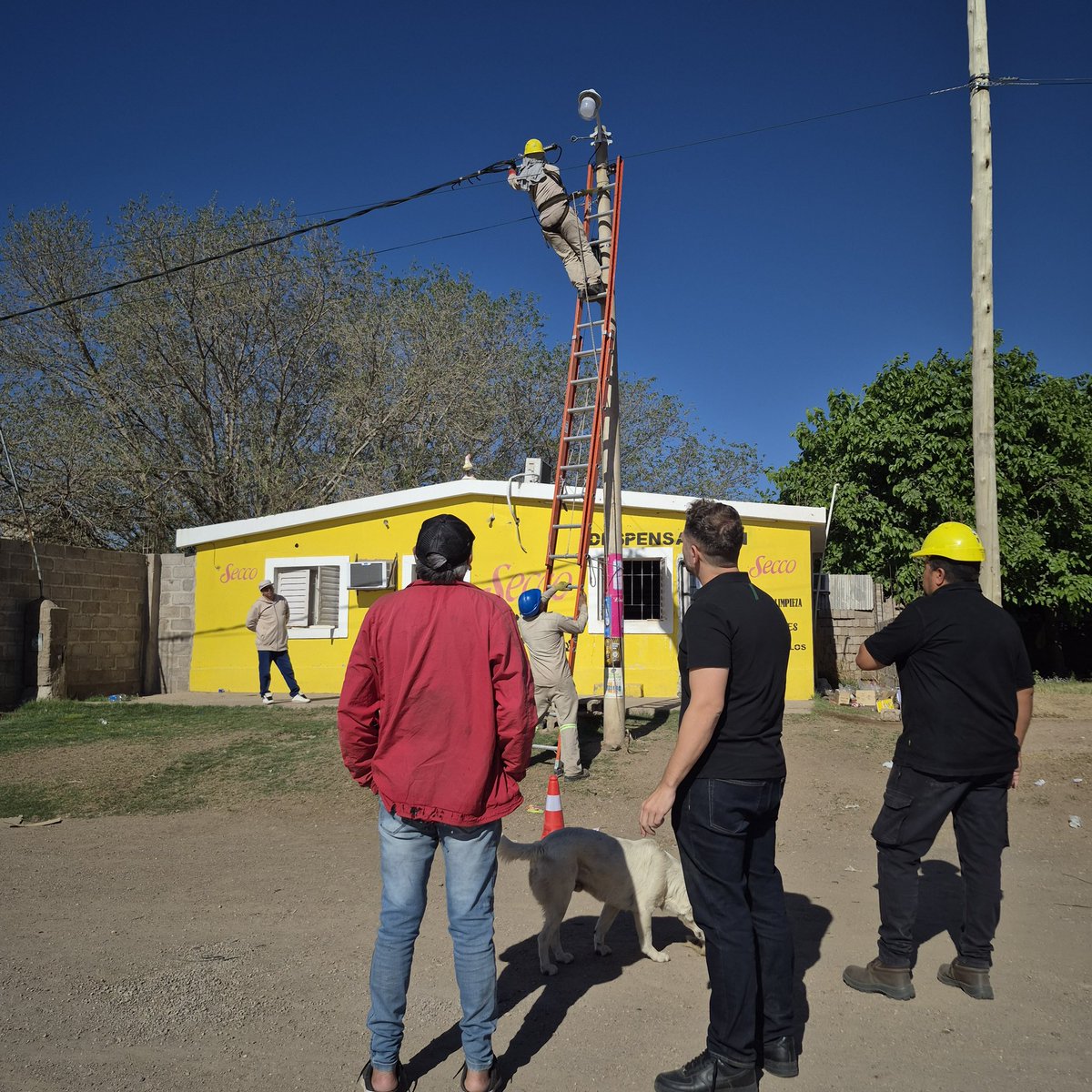 impactorioja's tweet image. 🔴 Trabajo en conjunto con #Edelar Luminarias 💡 

✅ Los Obreros se suma a la lista de decenas de barrios recorridos por @GonzaloBecerraD teniendo en cuenta que la seguridad es clave para garantizar y mejorar el bienestar y calidad de vida de los vecinos