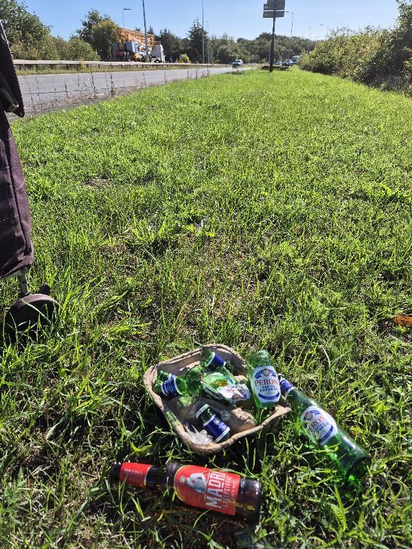 BBullrushes's tweet photo. Back on our usual route &amp; plenty of #litter to collect. Lots of #McLitter on the #verge, cans, glass bottles &amp; 4 smashed bottles which must have been thrown from passing traffic 😐. Remnants of an ☂️, the usual 🧦 &amp; more vapes. All tidy for now #LoveWhereYouLive @LitterReporting https://t.co/wXUCXhNuub