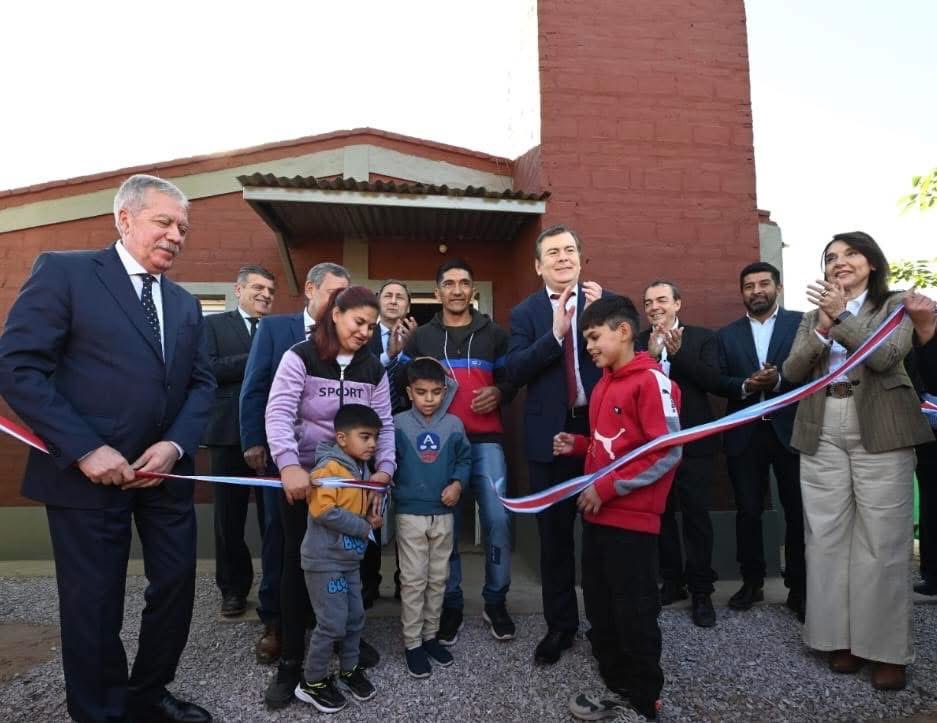 GZamoraSDE's tweet photo. Hoy, en Campo Gallo, inauguramos el renovado edificio de la Escuela Nº 913 “Pedro Edgardo Giachino”; 12 vivien sociales, y 10 cuadras de pavimento (de 
20 que se están construyendo) entre otras mejoras en esa ciudad. https://t.co/iWzkXvHfU6