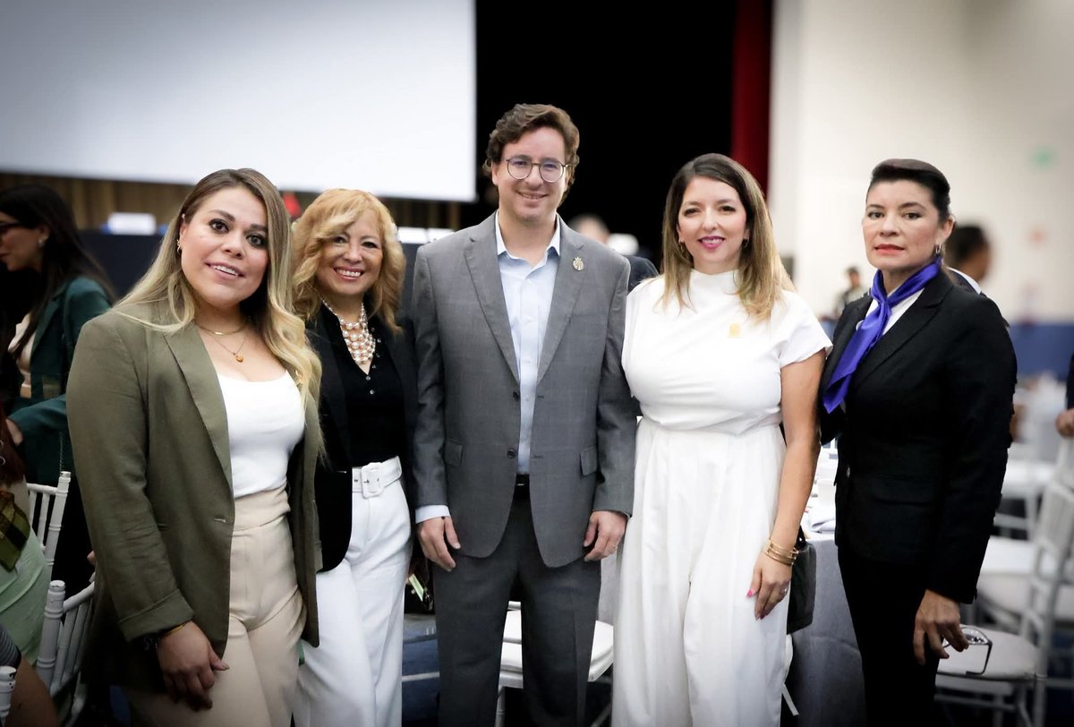 El Subsrio. de Empleo, <a href="/luisandres24/">Luis Andrés Alvarez Aranda</a>, participó en la Premiación del Ejecutivo y Empresario Distinguido 2025 y la Toma de protesta de los nuevos socios de la Asociación de Ejecutivos de Venta y Mercadotecnia de Irapuato.

Las y los empresarios cuentan con el apoyo de <a href="/gobgente/">Gobierno de la Gente</a>