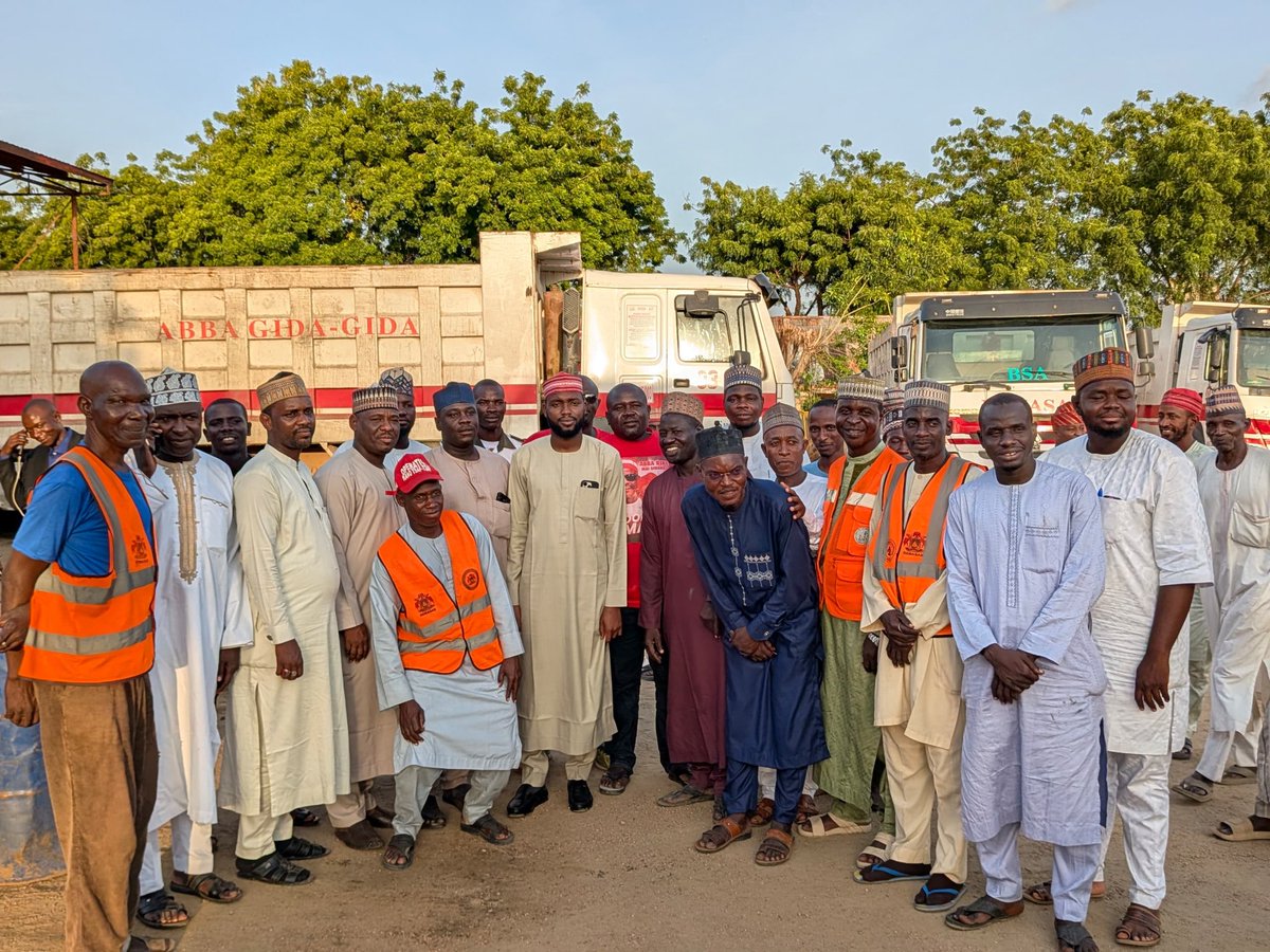 DahirMHashim's tweet image. A yau na kai ziyarar aiki zuwa hukumar REMASAB inda na duba wasu daga cikin manyan motocin da suka lalace waɗanda za a gyara a cikin zagaye na biyu na gyare-gyarenmu a kamfanin Nigerian Trucks Manufacturing Company. Wannan aikin yana cikin ƙoƙarinmu na ci gaba da farfaɗo da…