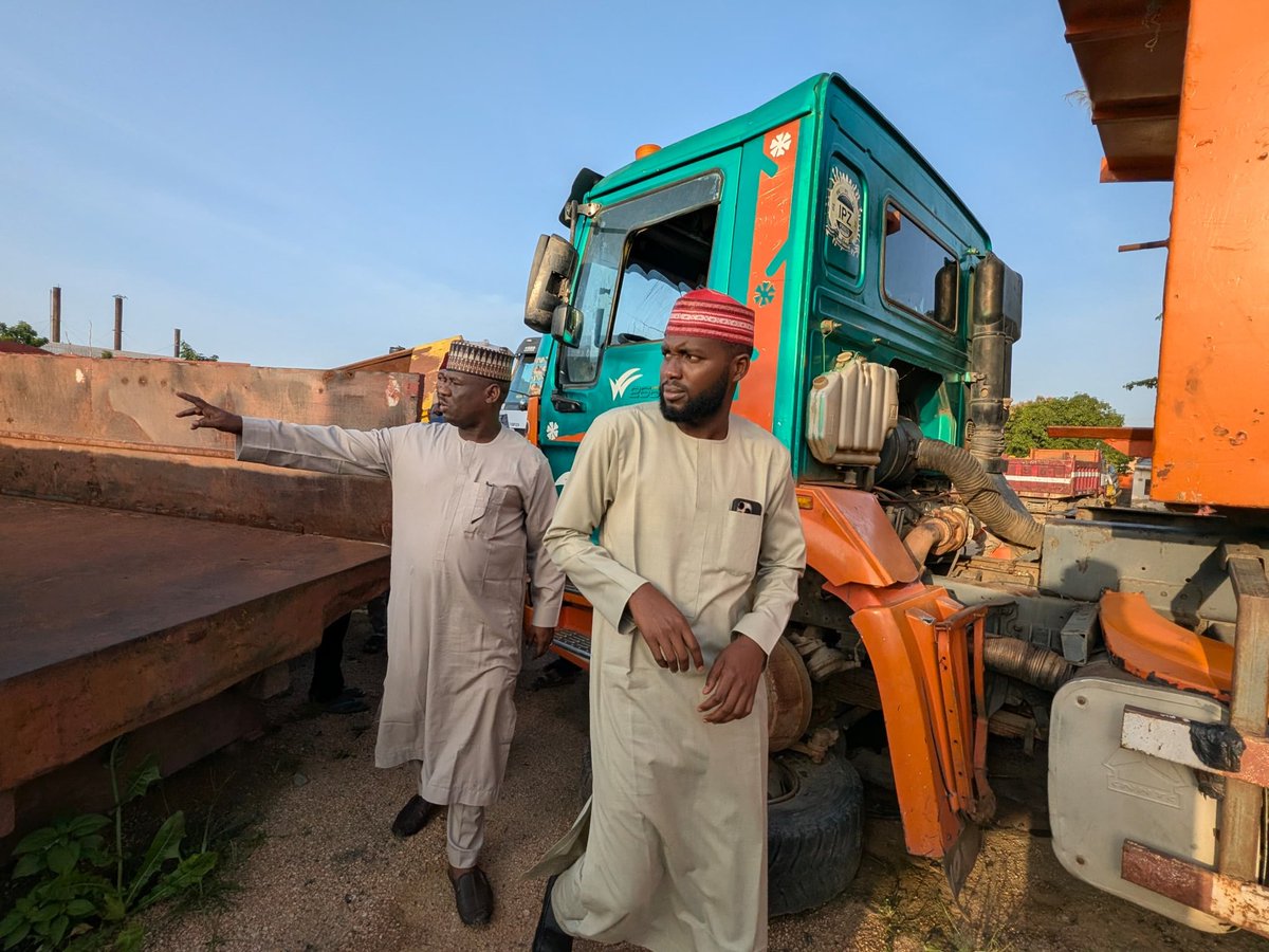 DahirMHashim's tweet image. A yau na kai ziyarar aiki zuwa hukumar REMASAB inda na duba wasu daga cikin manyan motocin da suka lalace waɗanda za a gyara a cikin zagaye na biyu na gyare-gyarenmu a kamfanin Nigerian Trucks Manufacturing Company. Wannan aikin yana cikin ƙoƙarinmu na ci gaba da farfaɗo da…