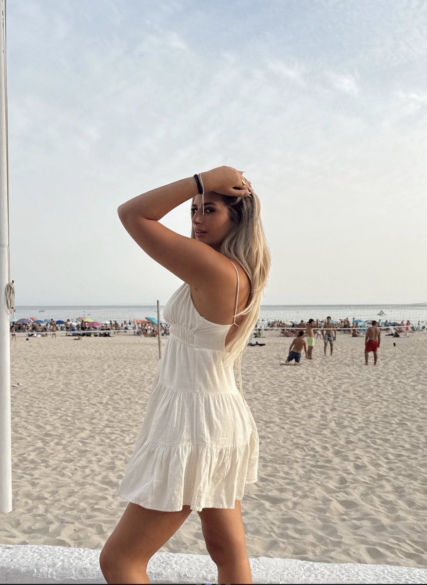 Comento__todo's tweet photo. Hay personas que son pura energía limpia, bonita y contagiosa ✨ Su luz no pesa, no ensordece, simplemente acaricia el alma y la llena de calma y alegría. Así es ella, un remanso de magia en medio del ruido del mundo 💖 #SiempreContigoLau https://t.co/QR4YlvyxEY