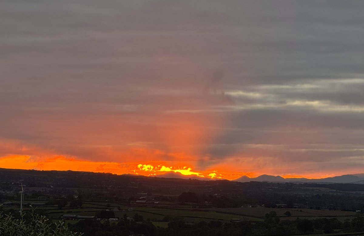 A beautiful Autumn Equinox sunset over the distant Donegal mountains🍂🌅⛰️ <a href="/StormHour/">#StormHour</a> <a href="/bbcniweather/">BBC NI Weather</a> <a href="/UTVNews/">UTV Live News</a> <a href="/LynnParsonsUK/">Lynn Parsons</a> <a href="/barrabest/">Barra Best</a> <a href="/WeatherCee/">Cecilia Daly</a> <a href="/barrabest/">Barra Best</a> <a href="/Louise_utv/">Louise Small</a> <a href="/geoff_maskell/">Geoff Maskell</a> <a href="/deric_tv/">Deric</a> #AutumnEquinox