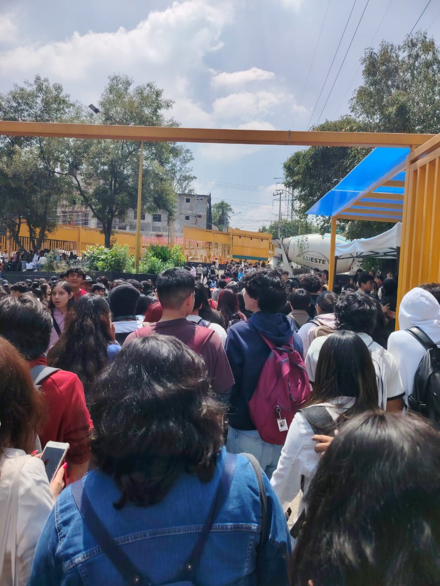 #ÚLTIMAHORA 🚨 Se reporta un apuñalamiento y la muerte de un estudiante al caer de un tercer piso al interior del Colegio de Ciencias y Humanidades (CCH) Sur, perteneciente a la UNAM.

El plantel educativo ya fue desalojado y cuerpos de emergencia ya se encuentran en el lugar.