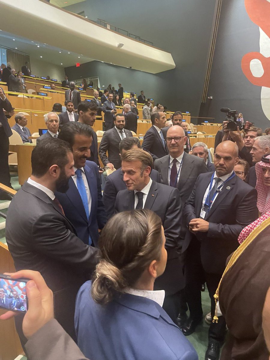 Voir Emmanuel Macron, tout sourire, serrer à l’ONU au nom de la France la main encore couverte de sang de l’“ex-djihadiste” chef de la Syrie…

À quelques semaines de l’hommage 🇫🇷 du 13/11/2015, où j’ai vu des jeunes de mon âge criblés de balles de kalachnikov par des islamistes.