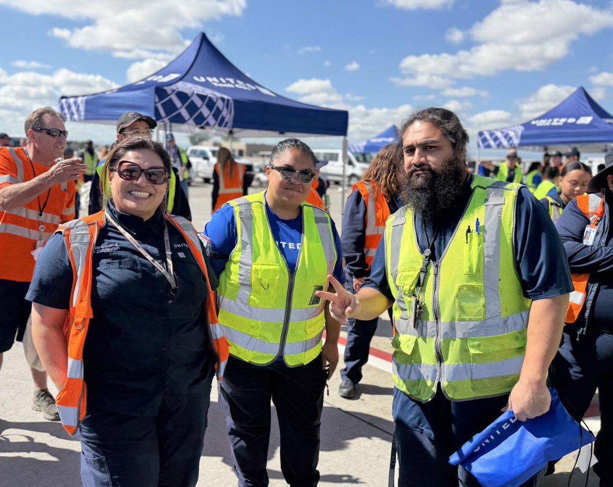Lindz5280's tweet image. Such a fun day at the Burger Burn &amp;amp; Safety Fair! From the dunk tank to the great food, it was the perfect way to wrap up summer.🌞
#BeingUnited #denairport #gateagent #unitedburgerburn @united