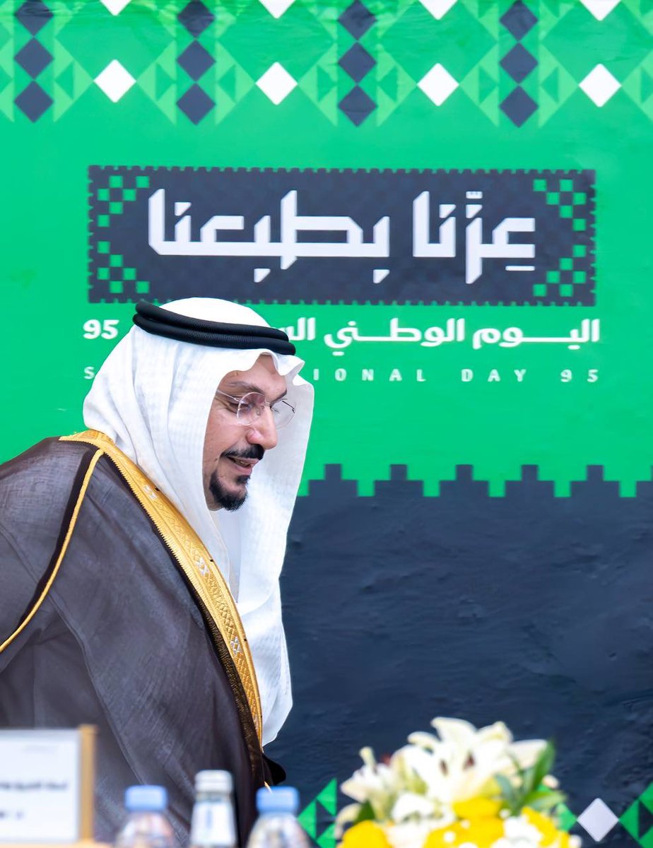 EmarahAlQassim's tweet photo. أشار سموه أن الإحتفاء باليوم الوطني يحق لنا الفرحة به والفخر ولكن لايكون فقط بالشعارات والمظاهر، بل بالإخلاص في العمل والتفاني في خدمة الوطن..

سمو #أمير_منطقة_القصيم:
#اليوم_الوطني استذكار لأمجاد الوطن وخصال الملك المؤسس رحمه الله وتكريس حب الوطن الذي هو من الإيمان ووحدة الصف في الأجيال الحاضرة والقادمة وشكر الله على نعمة الامن والاستقرار التي هي أكبر النعم على بلادنا الغالية.