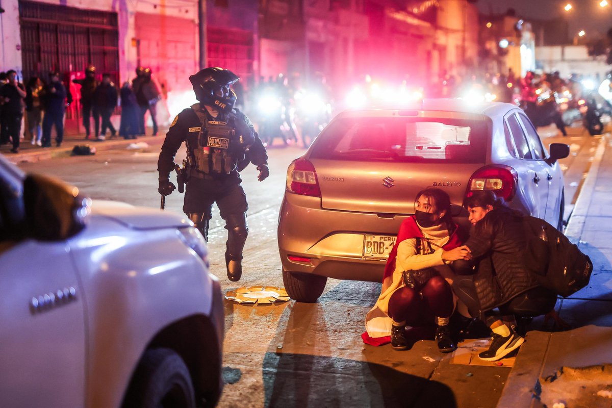 #LoÚltimo 🚨La Coordinadora Nacional de Derechos Humanos <a href="/cnddhh/">CNDDHH 🇵🇪 #NoALaLeyDeAmnistía</a> registró 85 víctimas de agresión en las recientes protestas contra #DinaBoluarte y el Congreso. 🔎Se identificaron que 50 teléfonos fueron bloqueados, 2 drones destruidos y un celular arrojado a la basura.🧵