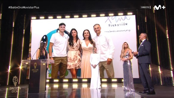 triple9forever's tweet photo. luis enrique (after the best coach in the world trophy) and his family today are 2 times winners. fundación xana wins best social engagement with the sócrates award, patron sira martínez with the award ❤️
@fundacionxana @luisenrique21 #prixsocrates
#ballondor @ballondor @lequipe https://t.co/H2mSsx50f7