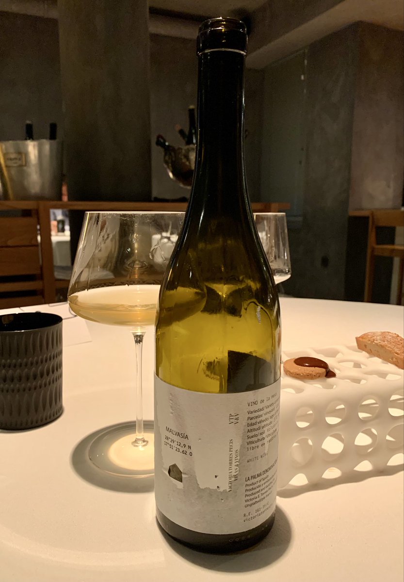 Lic_Rovere's tweet image. En @gofiomadrid han ampliado la carta de vinos, que ahora tiene un muy buen puñado de opciones además de los vinos canarios y los champanes. 

Pero sigo pensando que lo mejor es refocilarse en su selección de vinos canarios -seguramente, única en la ciudad. 

¡Grande, Alberto M.!