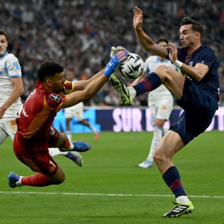 ❗️Le PSG n'a touché le ballon que 2 fois dans la surface de réparation de l'OM en première période.

C'est le plus faible total sur les 45 premières minutes d'un match de Ligue 1 depuis mai 2016. 💪

[<a href="/OptaJean/">OptaJean</a>]