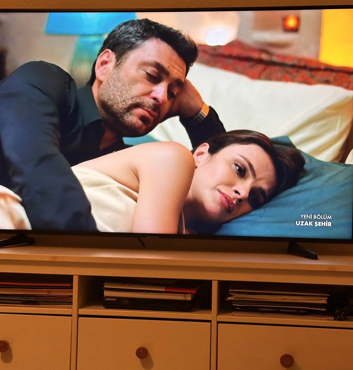 ‘
Sanki 2 gün öncesinde bir bebek ve  2 saat öncesinde gencecik bir kadını öldürmemişler gibi nasıl da rahat ve gamsız yatağa uzanıp aşk yaşıyorlar😂😂😂

#uzakşehir