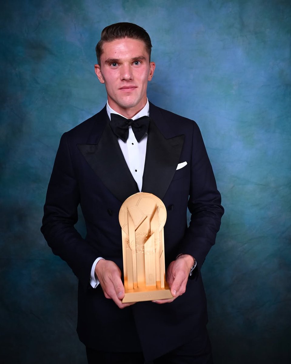 SportingCP's tweet photo. VIKTOR 🫱🫲 GYÖKERES

Com 63 golos em 58 jogos pelos Leões, @viktor_gyokeres conquistou o Troféu Gerd Müller, que elege o goleador do ano na gala do @ballondor 🏆 https://t.co/xUawRGYJli