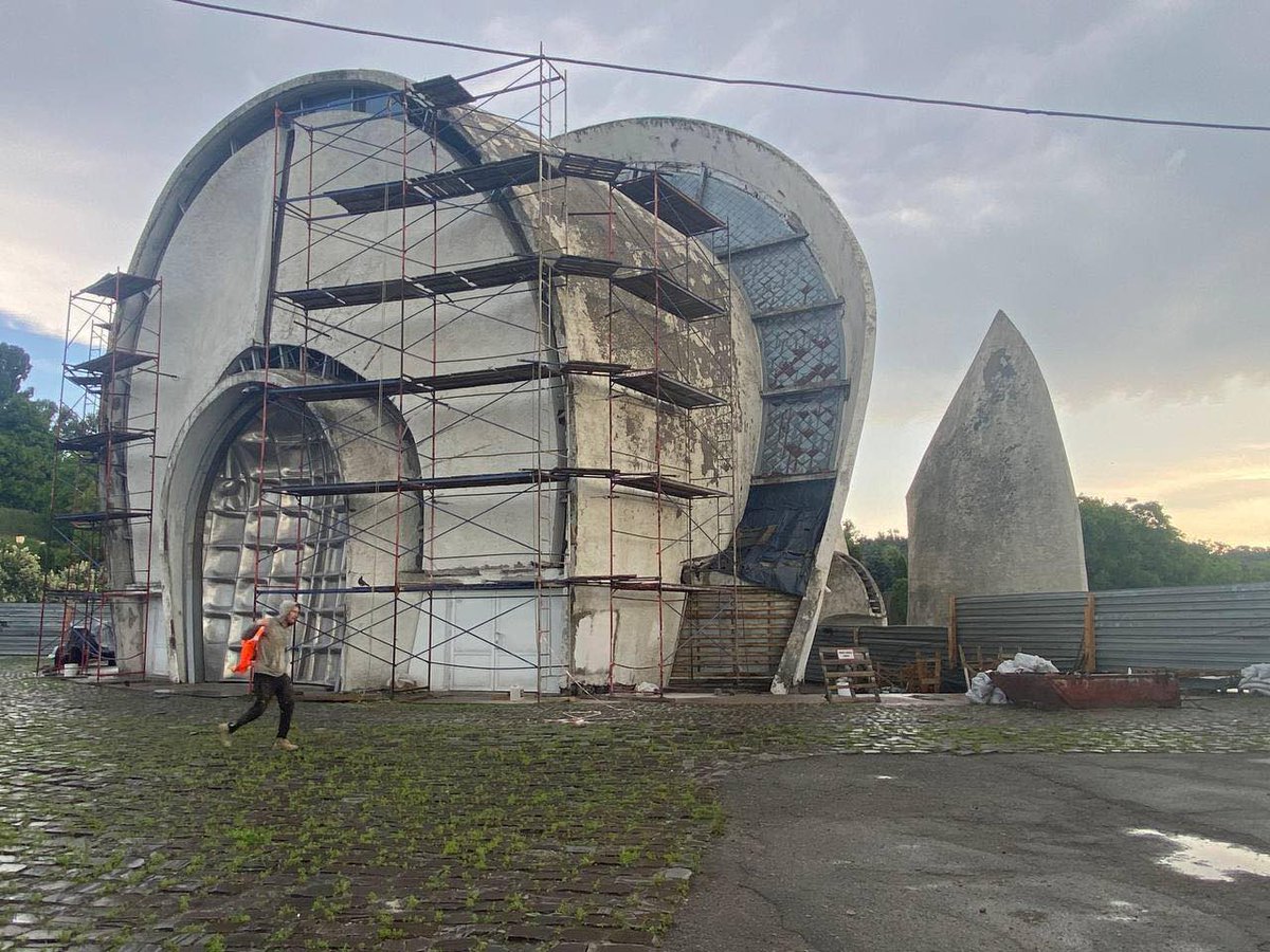 Зали прощання київського крематорію заходять в реставрацію. У цього проєкту є імʼя — Ганна Бондар, депутатка СН по Подолу, мистецтвознавиця і архітекторка. Золота депутатка, до речі, одна з трьох в СН хто голосував червоною проти наката на САП і НАБУ.

Проєкт фінансується з