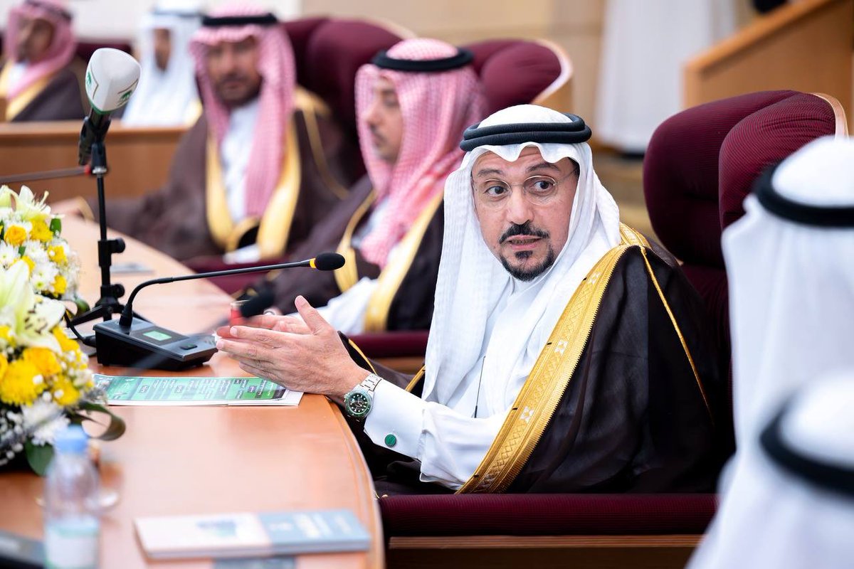 EmarahAlQassim's tweet photo. خلال مشاركته بندوة“حكاية وطن.. بدايات الكفاح ومراحل النجاح” بمناسبة #اليوم_الوطني95 برعاية سمو أمير منطقة القصيم..

أستاذ التاريخ بجامعة الإمام محمد بن سعود الدكتور صالح الصقري: الملك عبدالعزيز – رحمه الله – لم يكن قائدًا محليًا فحسب، بل شخصية ذات أثر عالمي عظيم انعكس على الإسلام وعن هذه البلاد المباركة وقيادتها الرشيدة .
-
#عزنا_بطبعنا