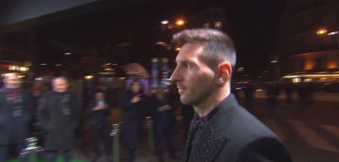 الناس تنتظر الفائز بالبالون دور 

الشبح: