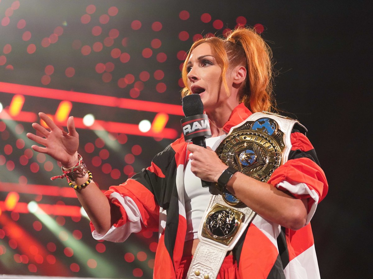 👏 Dentro de WWE se elogió especialmente a Becky Lynch por ayudar a AJ Lee en su primer combate en 10 años. 

De hecho, varias personas dentro de la empresa señalaron que esto es algo que Becky ha hecho mucho durante estos años, con varios ejemplos: Lita en Elimination Chamber