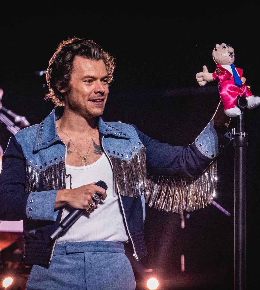 FinanzasMx_'s tweet photo. Ese simpático peluche que vuela en conciertos internacionales parece un meme

Pero el Dr. Simi no nació en un escenario:

Nació de una crisis, cuando un laboratorio mexicano se quedó sin su único cliente y estuvo a punto de desaparecer

De esas ruinas salió un imperio que transformó cómo millones de mexicanos acceden a la salud 🧵👇