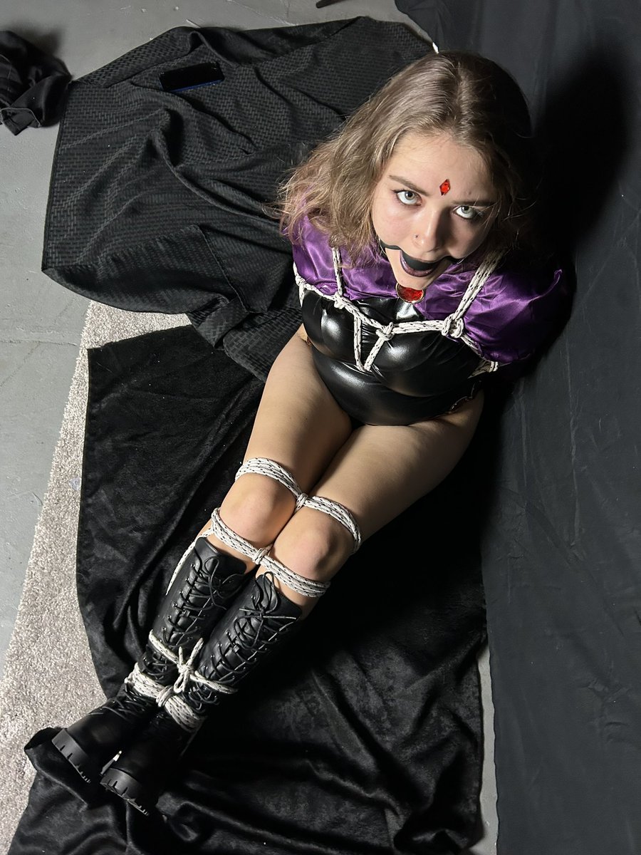 Olivia (@oliviainchains2) on Twitter photo 