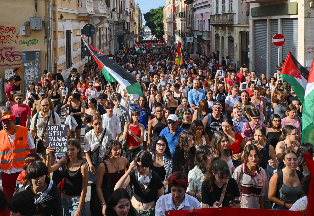 edubayon_'s tweet photo. 🇮🇹🇵🇸 Jornada histórica en Italia. Huelga general a favor del reconocimiento del Estado de Palestina y el fin inmediato del genocidio de Israel. Las calles se han llenado desde Roma a Milán, de Bolonia a Génova, de Livorno a Nápoles, de Turín a Cagliari, y en muchas otras ciudades https://t.co/ErvVt3cPiO
