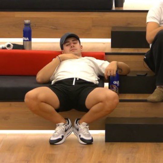 lautomorision's tweet photo. guille y crespo quedándose tan anchos después de haber hecho la mejor actuación de la noche y decir que su semana ha sido fácil (devoraron) #OTGala1 #OTDirecto22S https://t.co/k1lJabXlf2