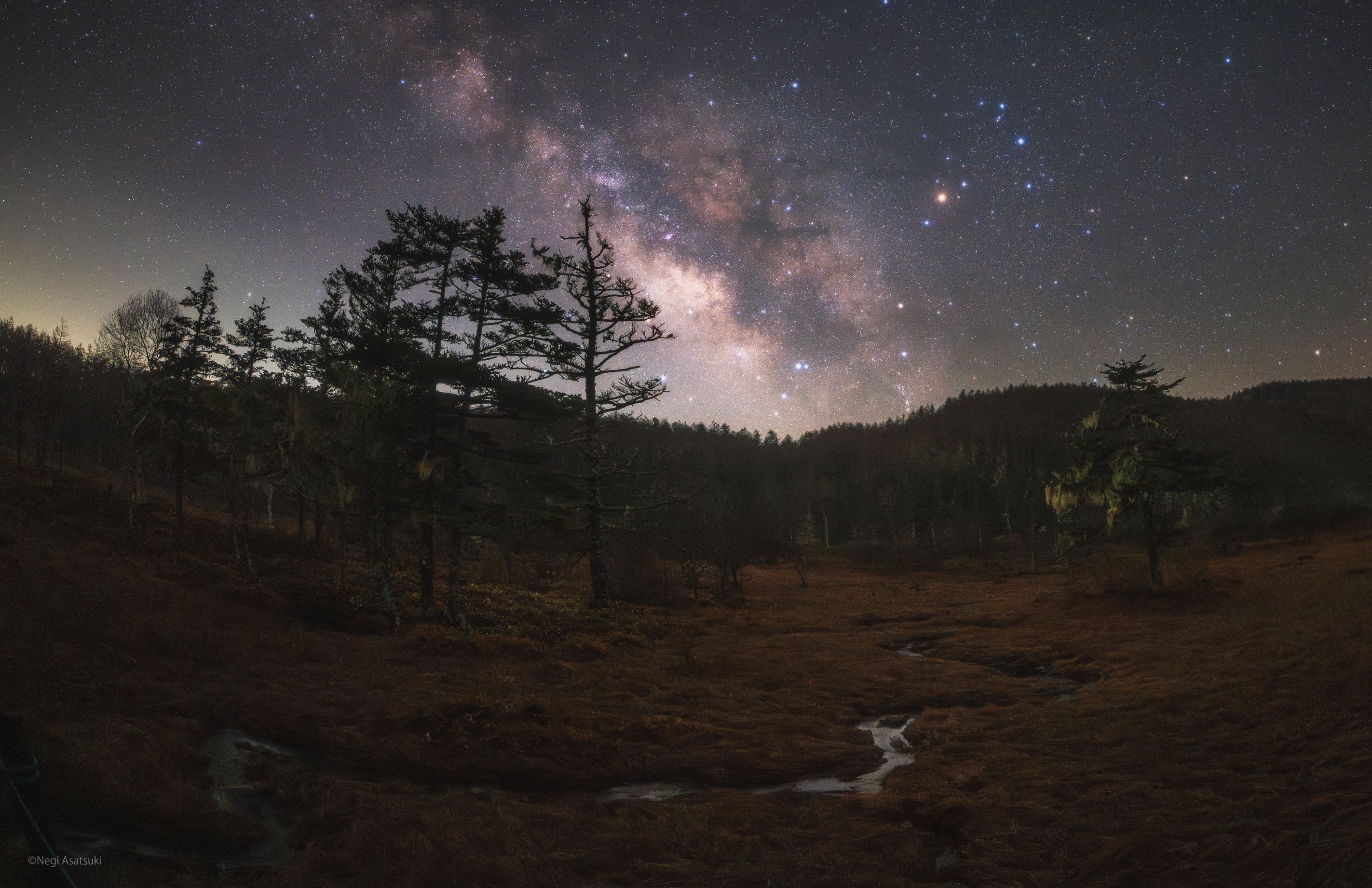 星の風景 3Dイラストでオレンジ色の山星と月で輝くエイリアンの惑星異世界