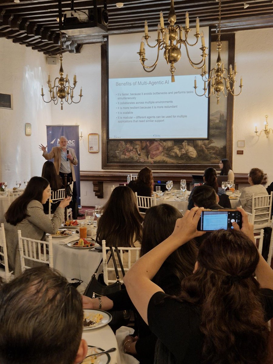 netec's tweet image. En CDMX, DavidCannon, Director Américas de @PeopleCert, compartió mejores prácticas en agentes Multi-IA y cómo enfrentar la disrupción digital.
🤝 Junto a RobertoTiscareño de @Netec conversamos con clientes sobre innovación y adopción de IA.
#NetecConecta #PeopleCert