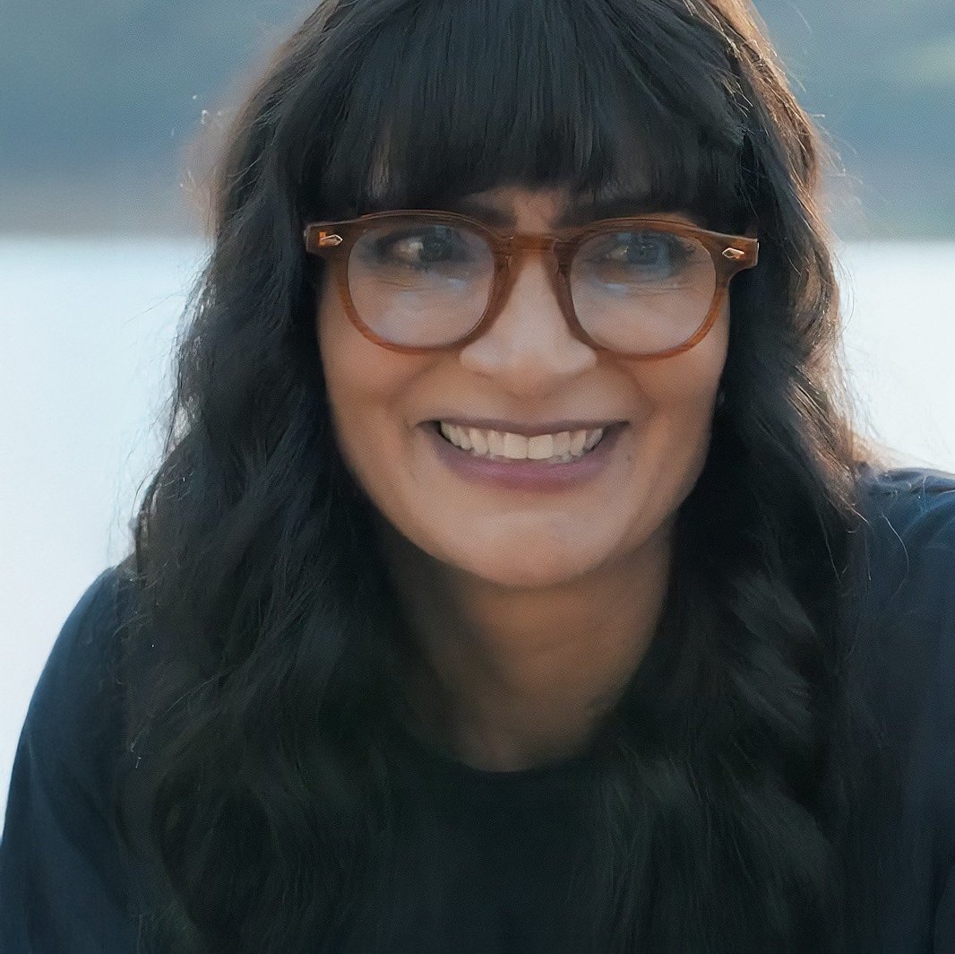 A Betty é MOVIDA PELO AMOR, desde quando:
Se entregou ao Miguel. 
Quase aceitou o suborno da ragtela pra ajudar o pai.
Foi amante do Armando 
Voltou a ser presidente na Ecomoda para a Mila ser designer na empresa
Então ela com o Esteban não faz sentido POR ISSO! #BettyLaFea