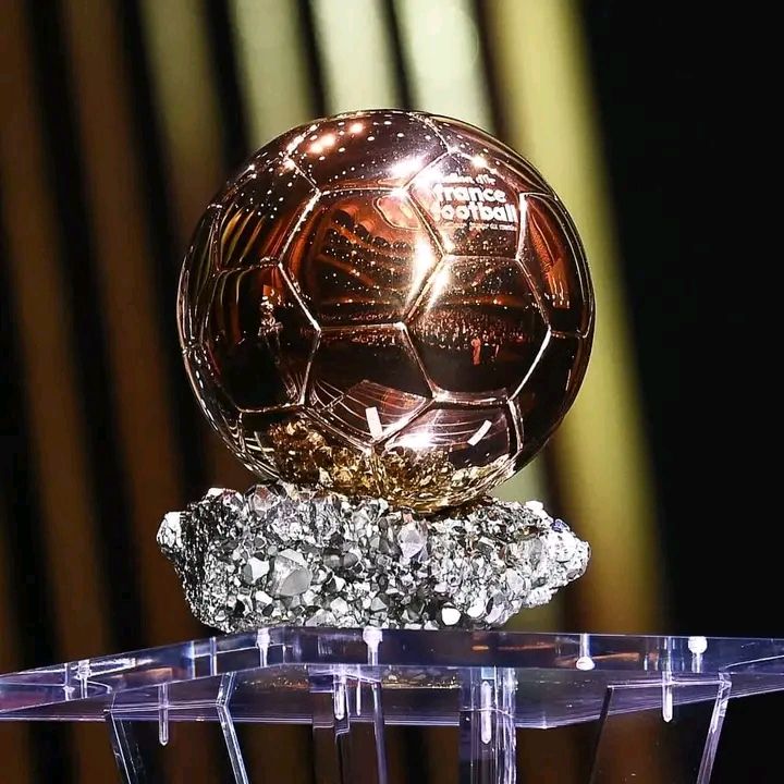 Did you know? Ballon d’Or Trophy Is Heavy &amp; Expensive.
The actual trophy weighs about 12 kg (26 pounds), made of two brass hemispheres filled with wax, then covered in gold. Its value is estimated at over €20,000, but its prestige makes it priceless. #BallonDor