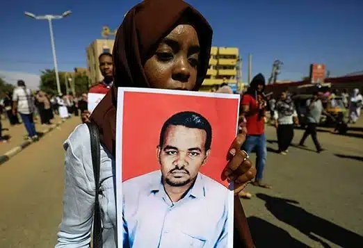 ⭕️ تعيين محكوم بالإعدام في قضية مقتل الشهيد أحمد الخير مديرا للتعليم بولاية كسلا، استنكار واسع لعودة رموز نظام المخلوع البشير إلى السلطة.
#كسلا
#السودان
