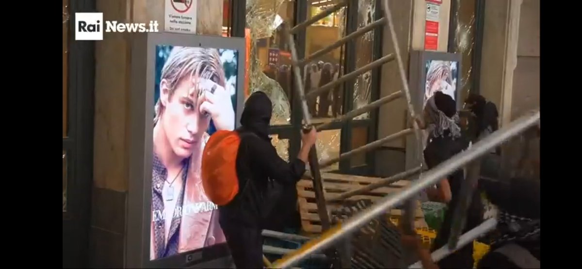 Mauri05_2020's tweet photo. Video di RaiNews di 12 minuti.
Per 8 minuti gli infiltrati neofascisti vestiti di nero con cappucci e mascherine  tentano di sfondare una vetrina.
Lo squadrone di poliziotti è a pochi metri e non intervengono. Niente cariche.
Appena sfondate le vetrine, intervengono
1/3 https://t.co/1RMa1KLyHL
