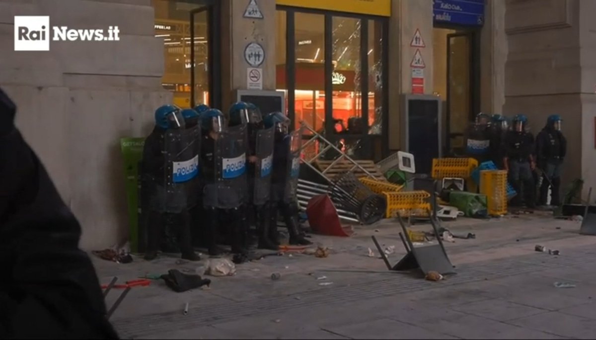 Video di RaiNews di 12 minuti.
Per 8 minuti gli infiltrati neofascisti vestiti di nero con cappucci e mascherine  tentano di sfondare una vetrina.
Lo squadrone di poliziotti è a pochi metri e non intervengono. Niente cariche.
Appena sfondate le vetrine, intervengono
1/3