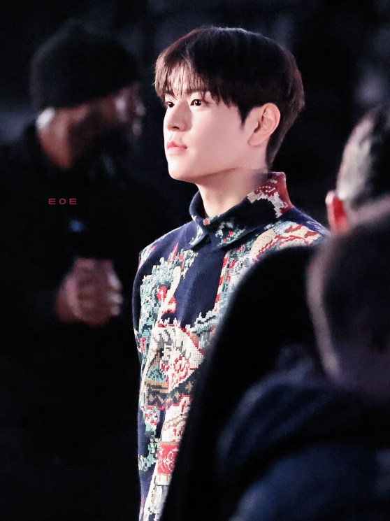 AboutMusicYT's tweet photo. Seungmin of Stray Kids looks handsome at the Burberry fashion show today. https://t.co/mUJnZZEX8C