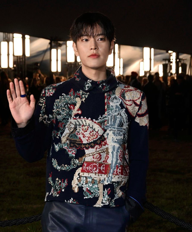AboutMusicYT's tweet photo. Seungmin of Stray Kids looks handsome at the Burberry fashion show today. https://t.co/mUJnZZEX8C