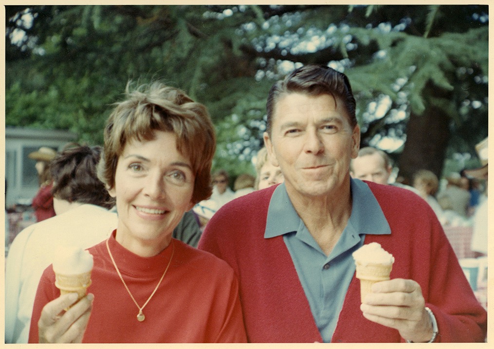 Reagan_Library's tweet image. Happy #NationalIceCreamConeDay!
Governor Ronald Reagan and Nancy Reagan enjoying ice cream cones. 01/01/1967
Photograph- reaganlibrary.gov/archives/photo…