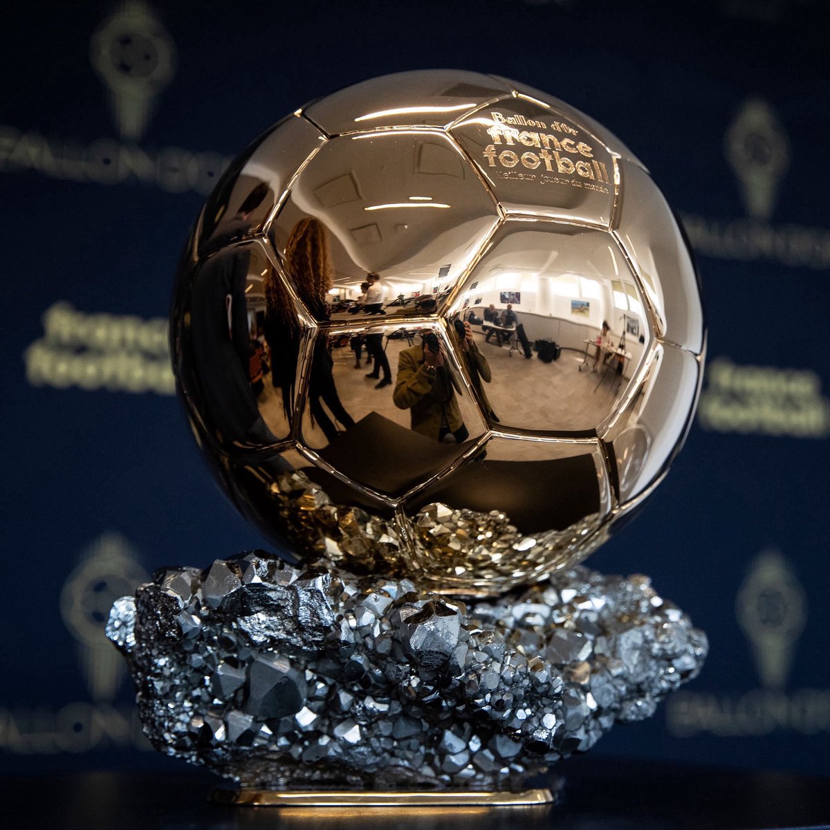 DataFutebol's tweet photo. URGENTE! 🚨 — OUSMANE DEMBELE É O GANHADOR DA BOLA DE OURO! 🟡 https://t.co/NbKboQZGiN