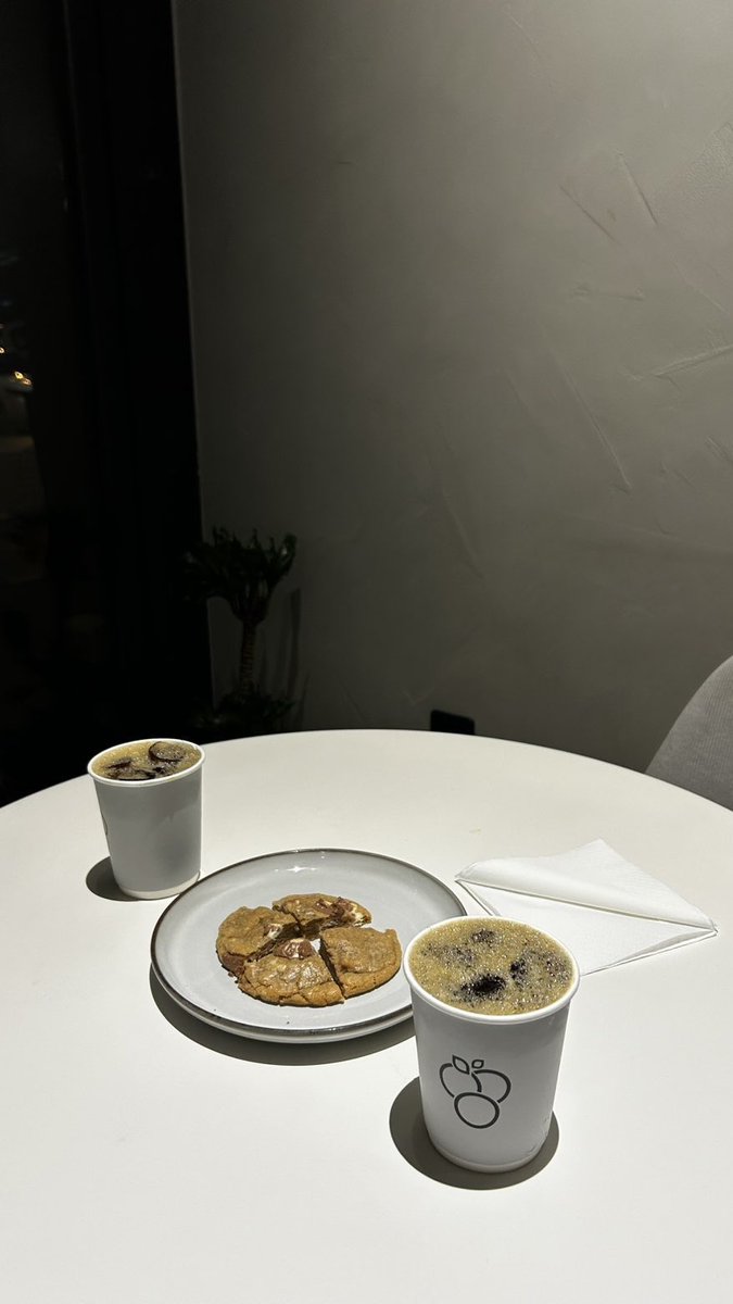 2lorm's tweet image. رجعت أدوّرك بين الرسايل و الصور و أدعيك
و أنا مدري وش اللي من يد النسيان رجّعني🧡