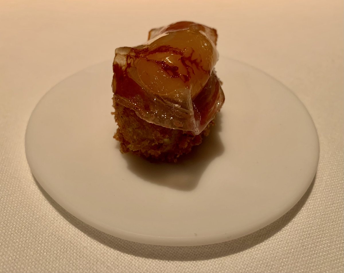 Lic_Rovere's tweet image. Ahí va mi cuarto a espadas en la querella de los menús: este bocado debería venir en medias docenas. 

Su majestad la croqueta de pollo con todo.

Rica hasta decir basta, la jodía.