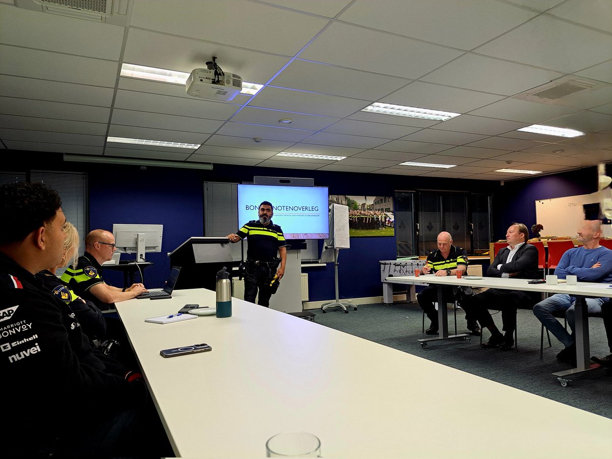 Bondgenotenavond Almere Buiten. Een kleurrijke groep mensen: jong &amp; oud, kerk &amp; moskee, bedrijfsleven &amp; maatsch organisaties. Praten, oplossingen zoeken, samen eten – dat verbindt. Mijn oproep: blijf nieuwe bondgenoten zoeken. Voor een veilig Almere! Dank politie Almere Buiten/H!